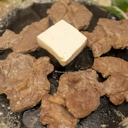 横須賀で本格北海道ジンギスカン!?分厚いラム肉と特注鍋の「行くべぇ」